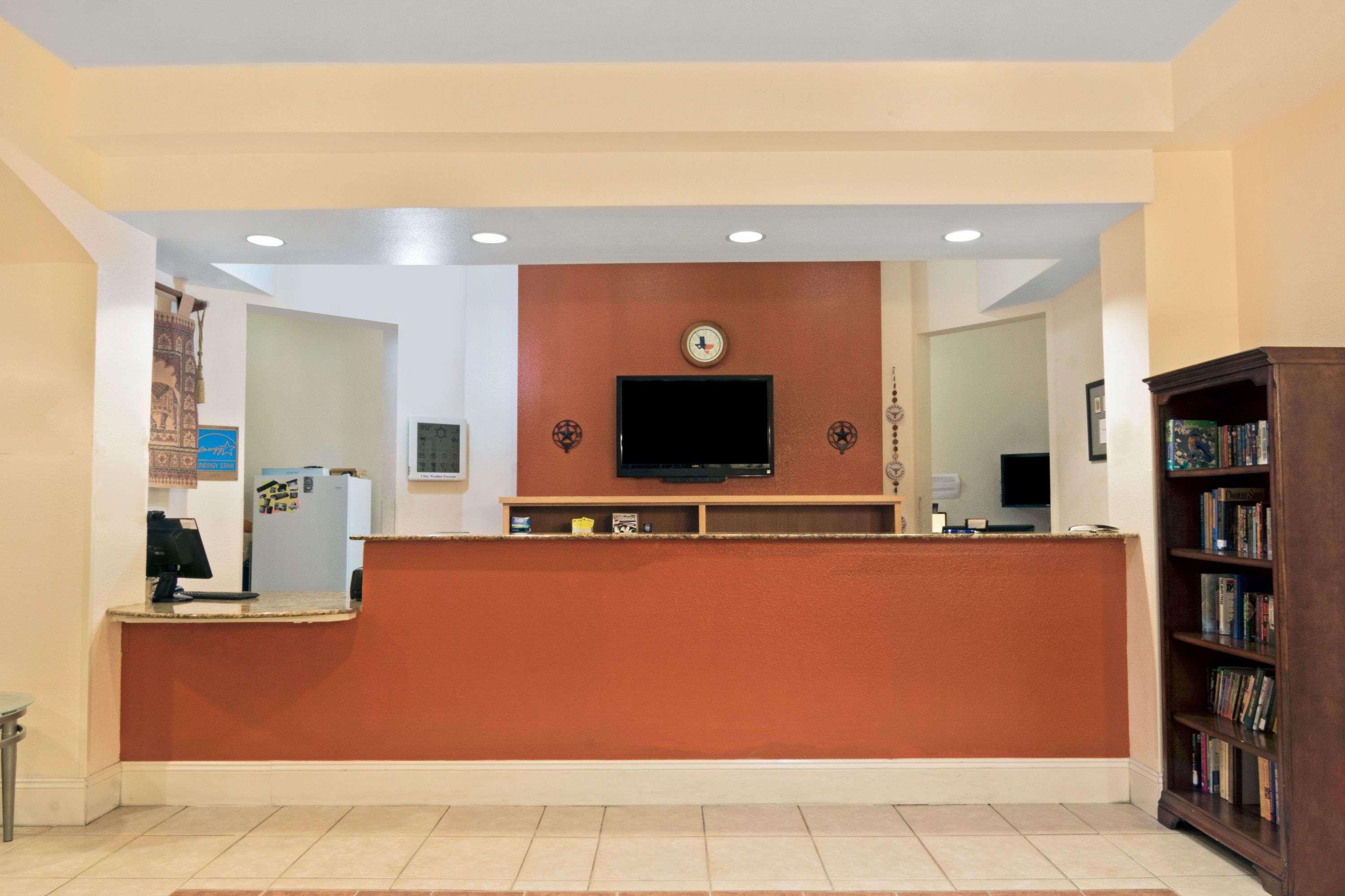 Super 8 By Wyndham Austin/Airport South Hotel Exterior photo