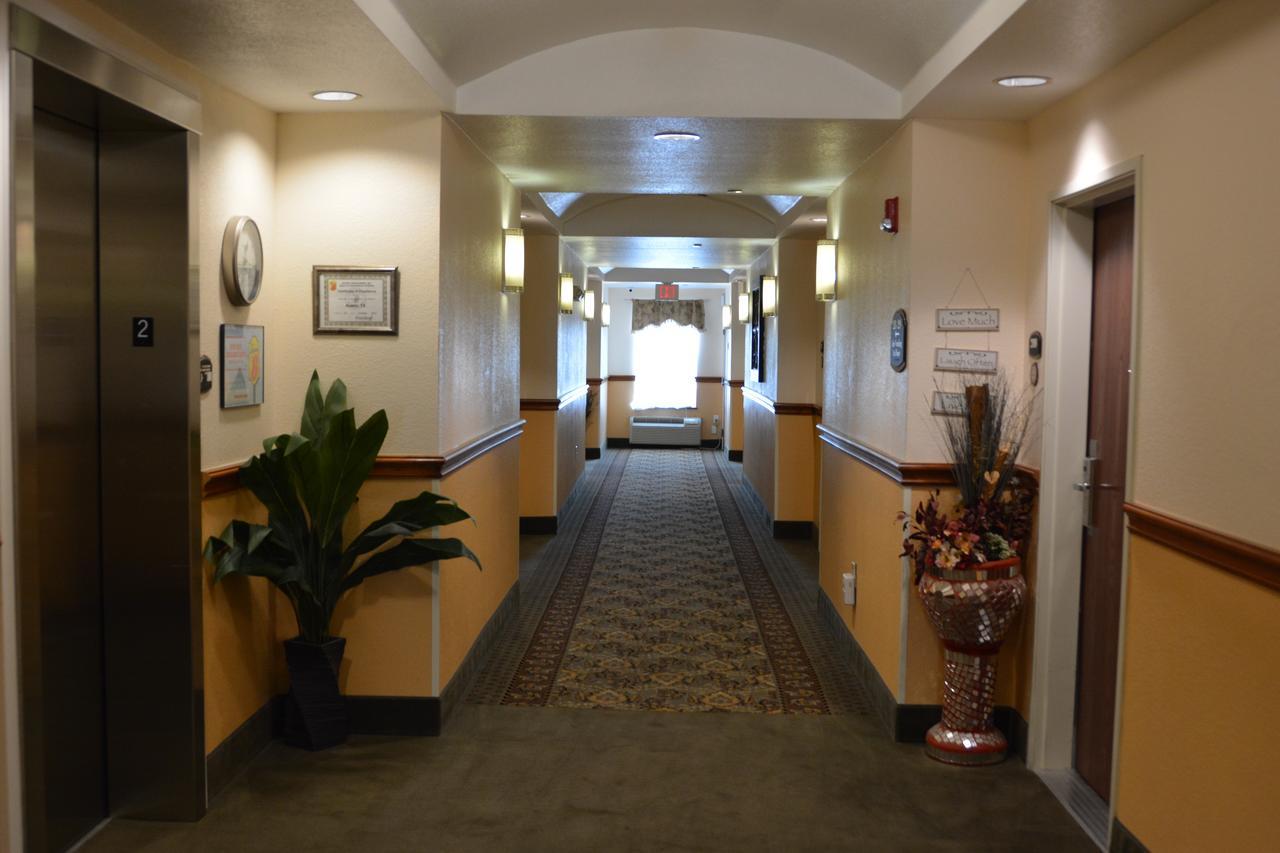 Super 8 By Wyndham Austin/Airport South Hotel Exterior photo